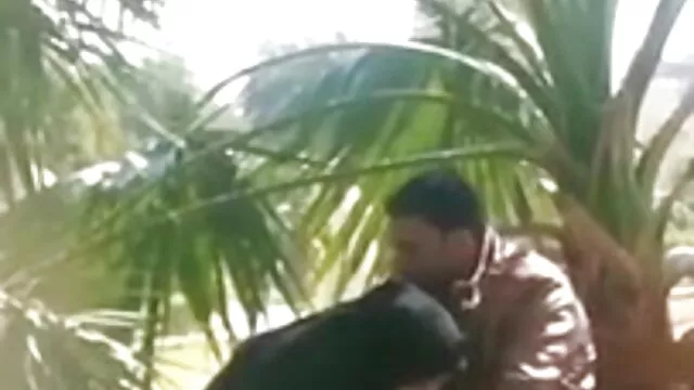 చిరుతపులి ముద్రిత లోదుస్తులలో అందమైన తెలుగు సెక్స్ మూవీ స్ పసికందు బ్రియానా బెల్లె కారులో తల చూపుతుంది